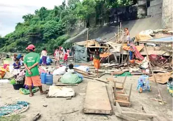  ?? REY G. NAVALES/SS-PAMPANGA ?? HOMEWARD BOUND. Aetas living under the Abacan Bridge in Balibago, Angeles City dismantle their shanties and get ready to go back home to Tarlac and Zambales.