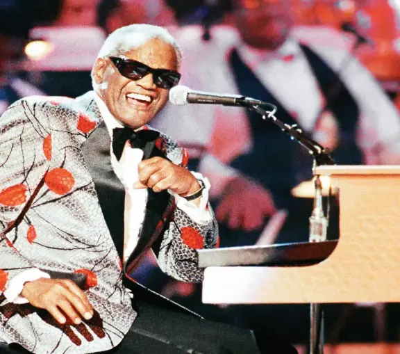  ??  ?? SOULENS FADER Ray Charles sagde, at han ikke kunne adskille sig selv fra sin musik. “Den er mig,” skrev han i sine memoirer.