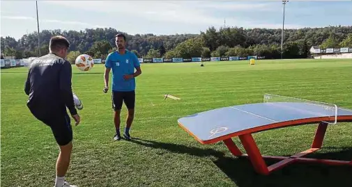  ?? Foto: privat ?? Als Dino Toppmöller (m.) noch Trainer in Düdelingen war, zeigte er seine Fähigkeite­n an der Platte.