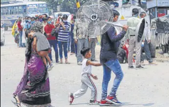  ?? BHARAT BHUSHAN/HT ?? A migrant family on its way to the Patiala railway station to catch a train to Uttar Pradesh on Saturday.