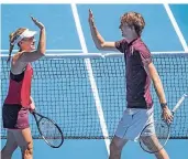  ?? FOTO: DPA ?? Abklatsche­n für den Erfolg: Beim vergangene­n Hopman Cup schafften es Angelique Kerber und Alexander Zverev in Perth bis ins Finale.