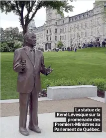  ??  ?? La statue de René Lévesque sur la promenade des Premiers-Ministres au Parlement de Québec.
