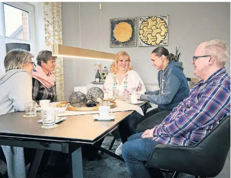  ?? FOTO: LVR ?? Sonja Peters und Liesel Westerhoff-Unkrig vom Fachteam für Leben in Gastfamili­en der LVR-Klinik Bedburg-Hau im Gespräch mit Kornelia Dörning, Jasmin L. und Demokrat M. (v.l.n.r.).