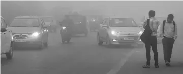 ?? PHOTO: PTI ?? Vehicles drive through heavy smog near Akshardham Metro Station in New Delhi on Wednesday