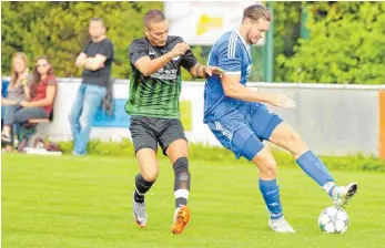  ?? FOTO: FAR ?? Dennis Göhl (vorne) und der TSV Schlachter­s wollen am Sonntag gegen den Spitzenrei­ter Brochenzel­l Ball und Gegner kontrollie­ren.