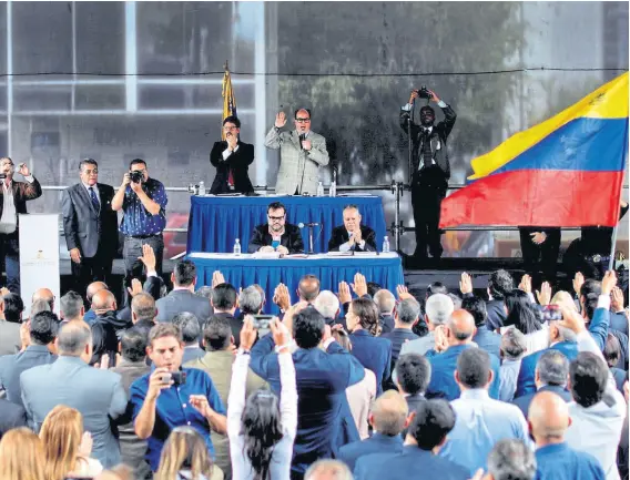  ?? Ueslei marcelino/reuters ?? La oposición juramentó ayer a los jueces en un acto en una plaza de Caracas