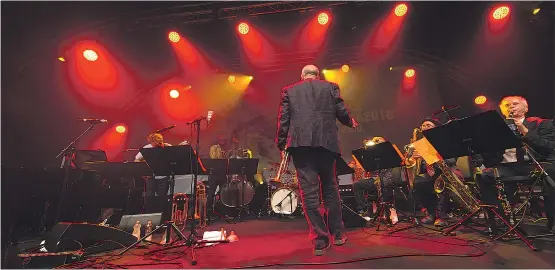  ?? [ Jazzfestiv­al Saalfelden/Manfred Koppenstei­ner ] ?? Blick zurück nach New Orleans: Trompeter Steven Bernstein mit seiner „Hot 9“beim letzten Konzert des 37. Jazzfestiv­als in Saalfelden.