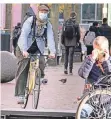  ?? FOTO: AREND ?? Auf der Königstraß­e müssen Radfahrer eine Maske tragen.