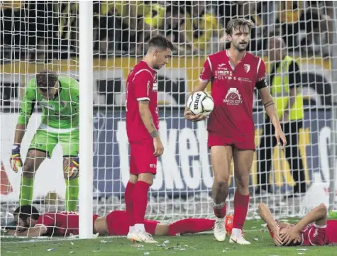  ?? KEYSTONE ?? So nahe waren die Spieler des FC Biel dran, Meister YB aus dem Cup-wettbewerb zu kicken – gereicht hat es ganz knapp nicht.