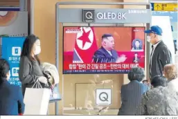  ?? KIM HEE-CHUL / EFE ?? Varias personas observan las noticias en una estación de Seúl.