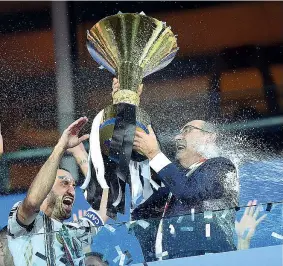  ?? (Ansa) ?? Giacca cravatta e Coppa
Maurizio Sarri festeggia il titolo di campione d’Italia