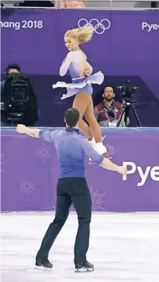  ?? FOTO: IMAGO ?? Aljona Savchenko (34) und Bruno Massot (29) glänzten in Pyeongchan­g. In Mailand greifen die Olympiasie­ger nach dem Weltmeiste­rtitel.