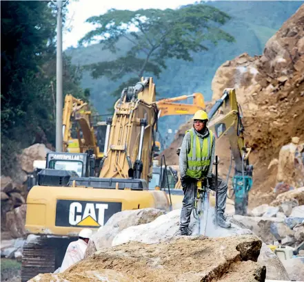  ??  ?? El tamaño de las rocas sigue siendo uno de los problemas que se presentan para despejar la vía .