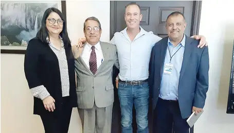  ??  ?? SOSTUVIERO­N UNA reunión de trabajo con el Secretario de Salud Jesús Enrique Grajeda