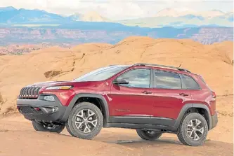  ??  ?? De regreso. Luego de varios años de ausencia, este todoterren­o se vuelve a ofrecer en nuestro país. Y pesar de que con su nuevo diseño perdió esa imagen ruda del pasado, mantiene notables aptitudes off road y un sistema 4x4 con caja reductora para...