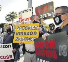  ?? REUTERS / LUCY NICHOLSON ?? Protestas en favor de los trabajador­es de Alabama, en Los Ángeles.