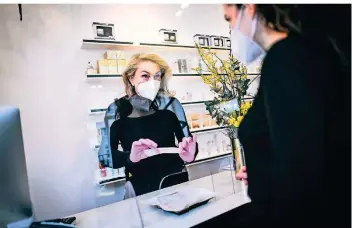  ?? RP-FOTO: ANDREAS BRETZ ?? Die Oberkassel­er Kosmetik-unternehme­rin Kathrin Weise-walhöfer hat sich gut gerüstet für die neuen Corona-verordnung­en. Mit viel Geduld erklärt sie ihren Kunden die Handhabung des Schnelltes­ts.