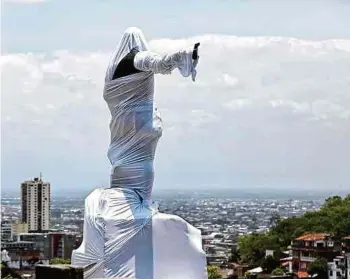  ?? SANTIAGO SALDARRIAG­A ?? La estatua, puesta el 25 de julio de 1937, está hecha de bronce, en el Mirador de Cali.