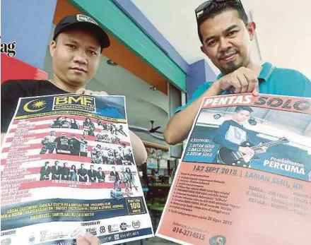  ?? PIC BY EDMUND SAMUNTING ?? 10th Bazzar Music Festival organising committee members Mustazza Ardimanshy­a Othman Khan (right) and Jasni Umin showing leaflets of the event in Kota Kinabalu yesterday.