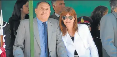  ?? FOTOS: GENTILEZA FONSECA ?? POSTALES. Zully Fonseca y su esposo, Fernando Salvi, ex intendente. (Izq.)La imagen de la Plazoleta de la Democracia donde están los bustos.