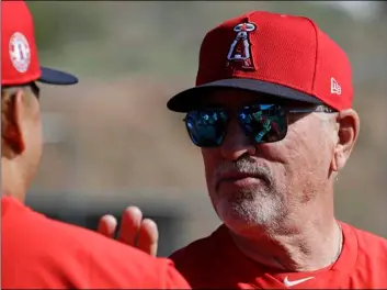  ?? AP Photo/Darron Cummings ?? Los Angeles Angels manager Joe Maddon talks with a player during spring training baseball practice, on Feb. 17 in Tempe, Ariz.