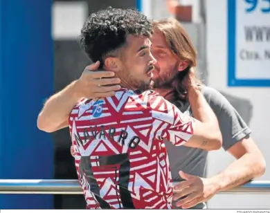  ?? EDUARDO RABANEDA ?? Iván Navarro dedicó el gol del triunfo en Conil a Migue García, que se lesionó en los primeros minutos.