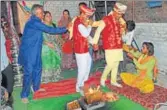  ?? SHANKAR MOURYA/HT ?? Sakaram Ahirwar and Rakesh Adjan during their wedding in Indore, which has received less rain this year.