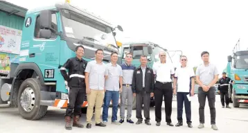 ??  ?? Megat (third right), Rusman (fifth left), Bahar (third left), Dato Rays (fourth left) and others showing their new fleet of lorry tankers.