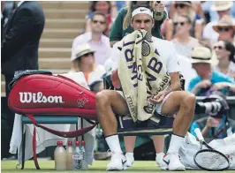  ?? FOTO: ALASTAIR GRANT, AP / NTB SCANPIX ?? LETT VIDERE: Roger Federer gikk videre i Wimbledon-turneringe­n uten å spille ferdig kampen mot Alexander Dolgopolov, som var tvunget til å trekke seg i annet sett.