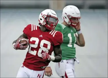  ?? ASSOCIATED PRESS FILE ?? Nebraska running back Maurice Washington carries the ball during practice in Lincoln, Neb.