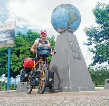 ?? Fotos: Philipp ?? Der Augsburger Uwe Philipp radelt um die Welt. Jetzt ist er in Ecuador. Hier genau am Äquator.