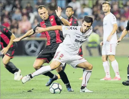  ?? FOTO: VICENÇ LLURBA ?? Kababadze, jugador del Nástic, pelea un balón durante el primer derbi de la temporada entre Reus y Nástic