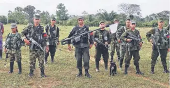  ??  ?? Miembros de las FARC que entregaron armas con Jorge Rodríguez.