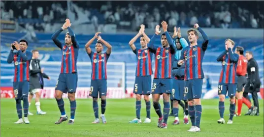  ?? ?? Araújo y sus compañeros agradecen a los aficionado­s del Barça su apoyo en el Bernabéu.