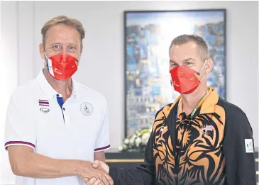  ?? ?? Thailand coach Mano Polking, left, and Malaysia boss Brad Maloney shake hands during a press conference yesterday.