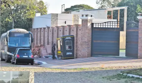  ?? ?? Fachada de una de las viviendas de la familia del presidente del JEM en el barrio San Isidro de Lambaré, con seguridad privada.