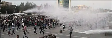  ?? SERTAC KAYAR/REUTERS ?? HALAU MASSA: Polisi menggunaka­n gas air mata dan water cannon untuk membubarka­n aksi memprotes bom kembar di Ankara.