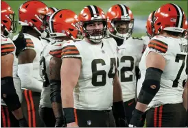  ?? ASSOCIATED PRESS FILE PHOTO ?? Cleveland Browns center JC Tretter (64) talks to teammates during the first half of a game last year against the New York Giants in East Rutherford, N.J.