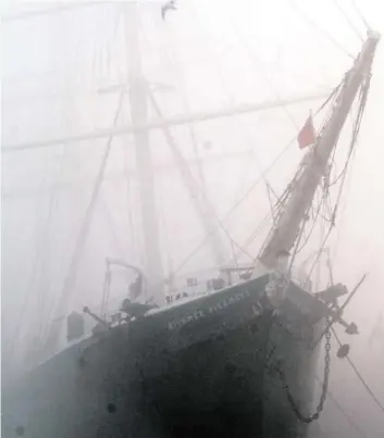  ?? DPA-BILD: GAMBARIOI ?? Gibt es Geistersch­iffe wirklich? So wirkt zumindest das Schiff Rickmer Rickmers im nebligen Hamburger Hafen.