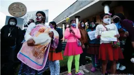  ??  ?? Indigenous women from the Embera communitie­s in Colombia gather in front of a military compound