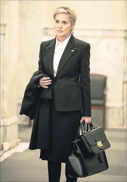  ?? TNT ?? Sharon Stone interpreta a la vicepresid­enta Natalie Maccabie, recién llegada al cargo