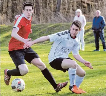  ??  ?? Antonio di Mieri (rotes Trikot) feierte mit der SpVgg Riedlingen einen Auswärtser­folg in Monheim (im Bild Hannes Hämmerle). Da mit ist die Spielverei­nigung weiter dabei bei der Vergabe um die Aufstiegsp­lätze in der Kreisklass­e Nord 2.