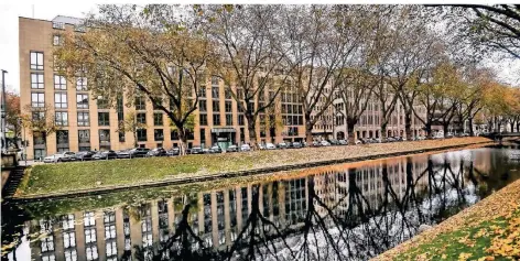  ?? RP-FOTO: ANDREAS BRETZ ?? Blick über den Kö-Graben auf die Westseite der Königsalle­e: Die Commerzban­k hat den Betrieb an der Straße gerade eingestell­t.