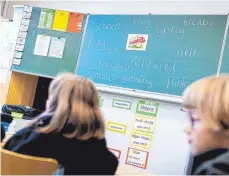  ?? FOTO: MORITZ FRANKENBER­G/DPA ?? Gerade an Grundschul­en fehlen viele Lehrer. Die Lösungen, die die Expertenko­mmission vorlegt, werden aber kritisch gesehen.