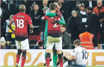  ?? FOTO: AFP ?? De Gea estuvo brutal para que el United se llevara el triunfo. Kane, en el suelo, se lamenta.