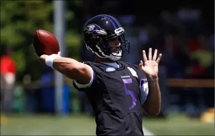  ??  ?? Baltimore Ravens quarterbac­k Joe Flacco throws a pass during an NFL football practice at the team’s headquarte­rs in Owings Mills, on Thursday. AP Photo/PAtrIck SemAnSky