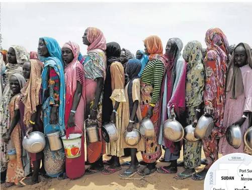  ?? ?? Humanitäre Katastroph­e im Sudan – Millionen Flüchtling­e. Frauen stellen sich für die Verteilung von Essen an