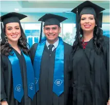  ??  ?? Jeannie Cruz, Denis Cárdenas y Flor Vélez