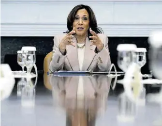  ?? Susan Wals / AP ?? Kamala Harris, habla durante un debate en la sala Roosevelt de la Casa Blanca, en Washington.