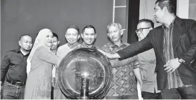  ??  ?? AZMAN, Suharno (tiga dan empat kanan), Rabiah (kiri) bersama pengurus-pengurus cawangan AIM memegang bebola pelancaran rasmi Malam Penganuger­ahan Kecemerlan­gan Sahabat AIM di Bintulu, pada Khamis.